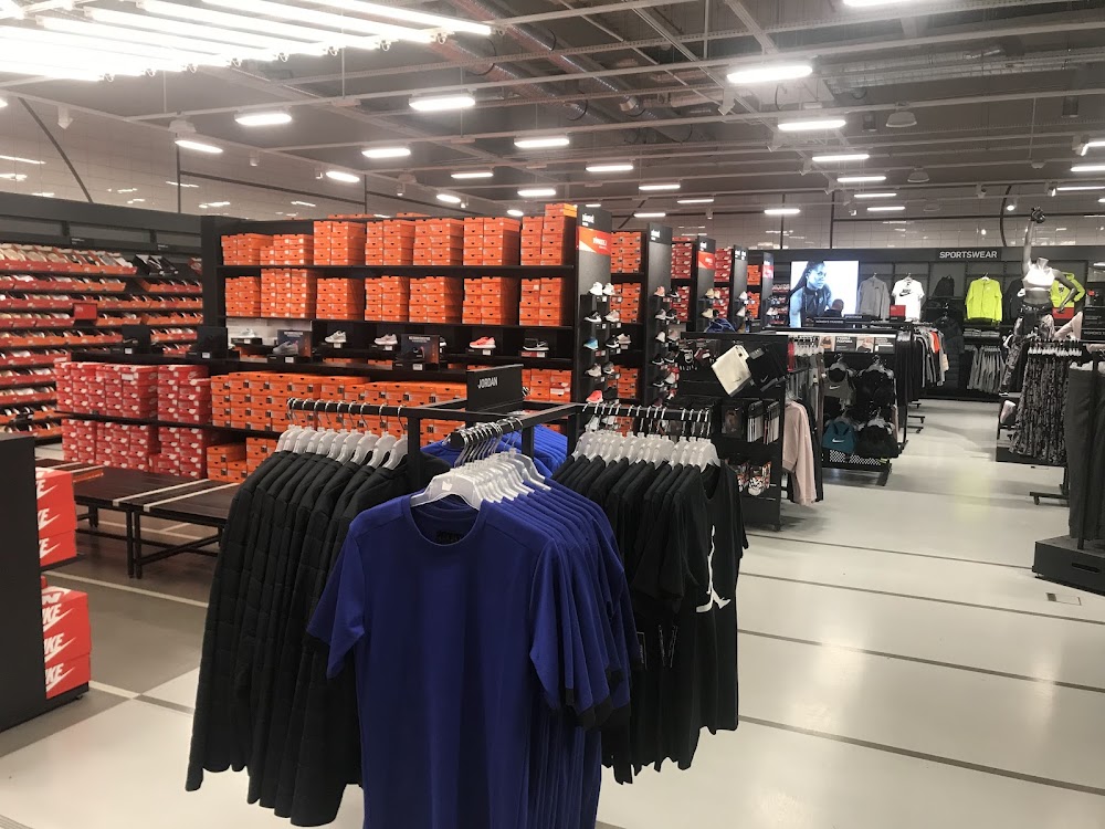 nike outlet airport